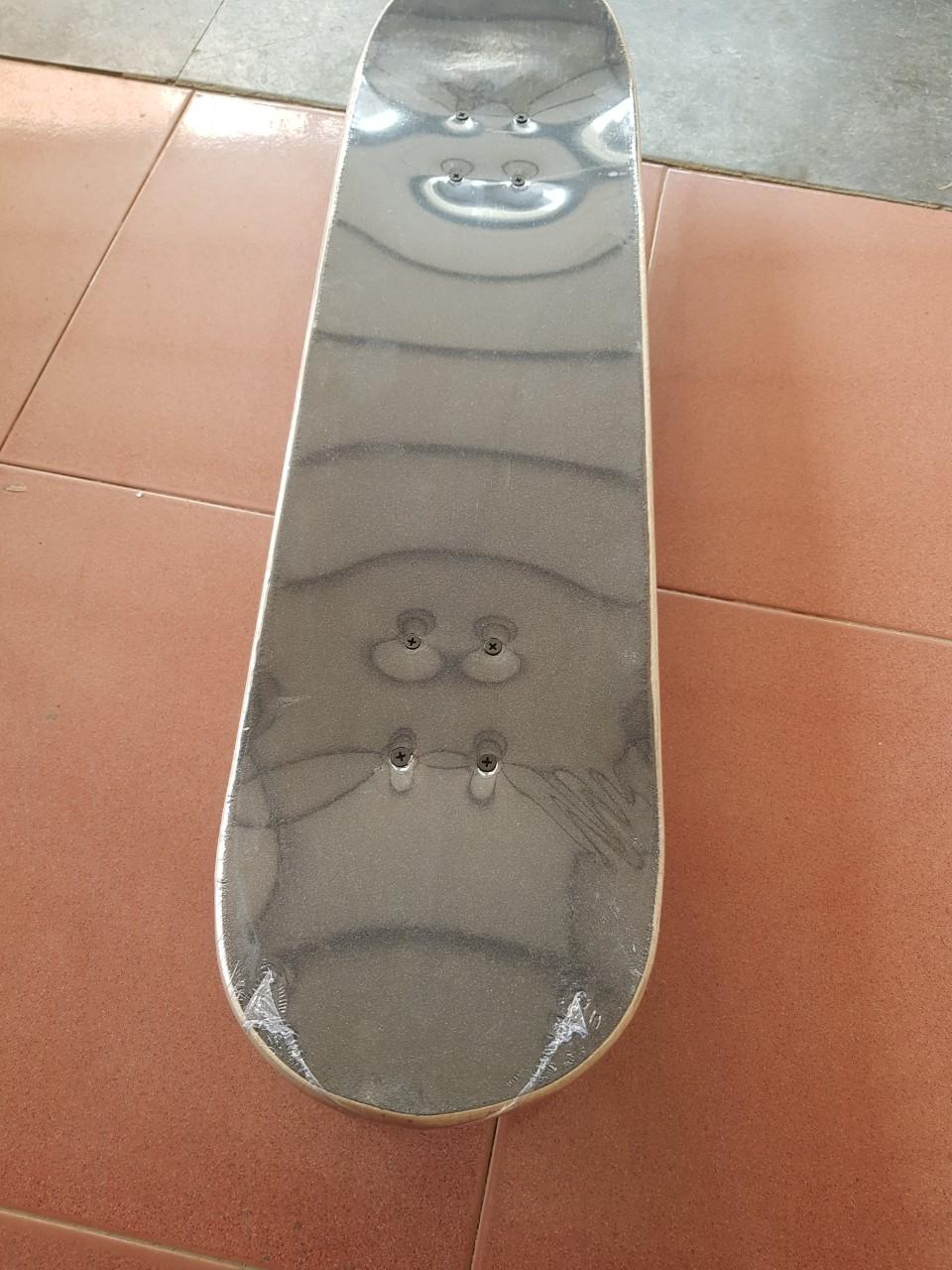 Ván trượt thi đấu Skateboard cao cấp thế hệ mới 2021 (Mặt ván nhám + Bánh cao su dẻo)