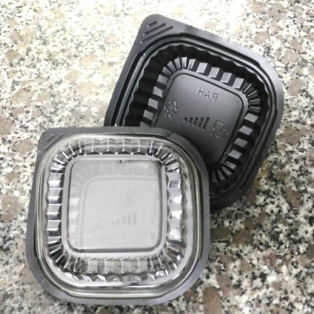 HỘP NHỰA VUÔNG HT12 ĐẾ ĐEN  DÙNG ĐẺ ĐỰNG SUSHI, XÔI BÀY MÂM CÚNG TIỆN LỢI ĐẸP MĂT (CÓ MÀU TRẮNG VÀ ĐEN)