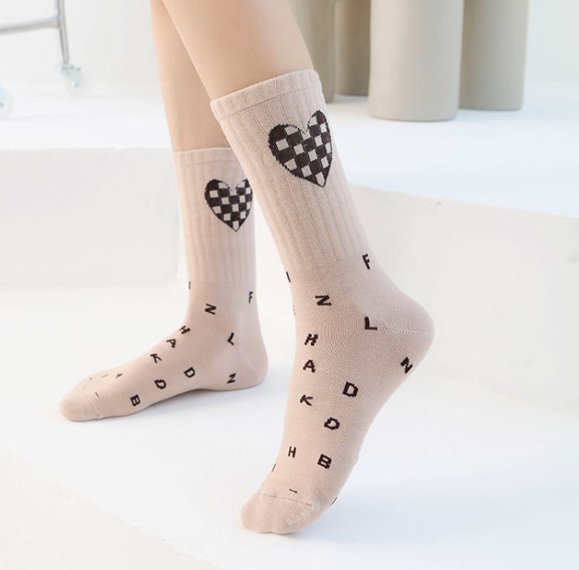 Set 5 Đôi Tất Vớ Nữ Cao Cổ Mix Trái Tim Caro
