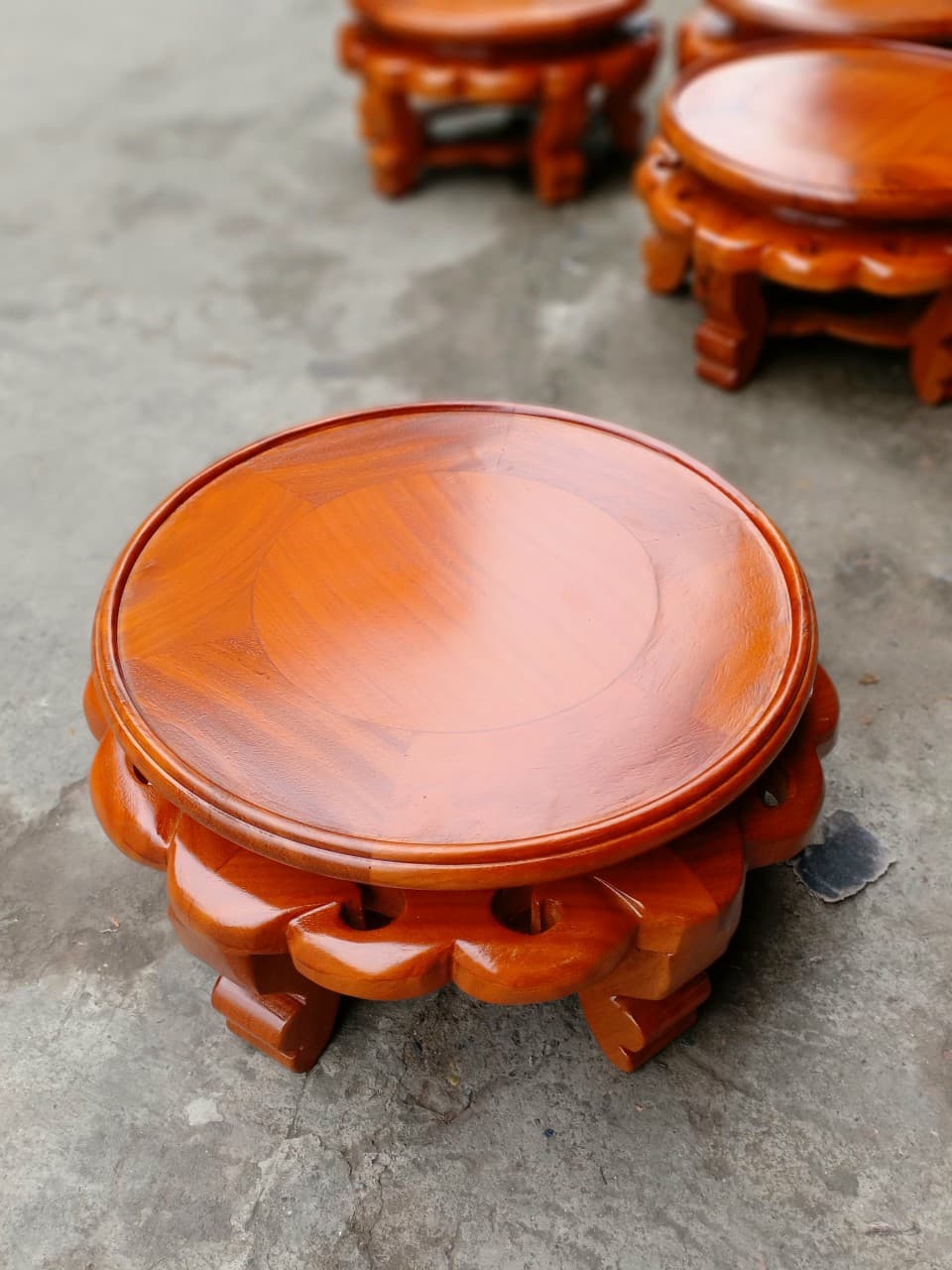 Kỷ tròn gỗ hương đá (mặt 30cm, cao 20cm)