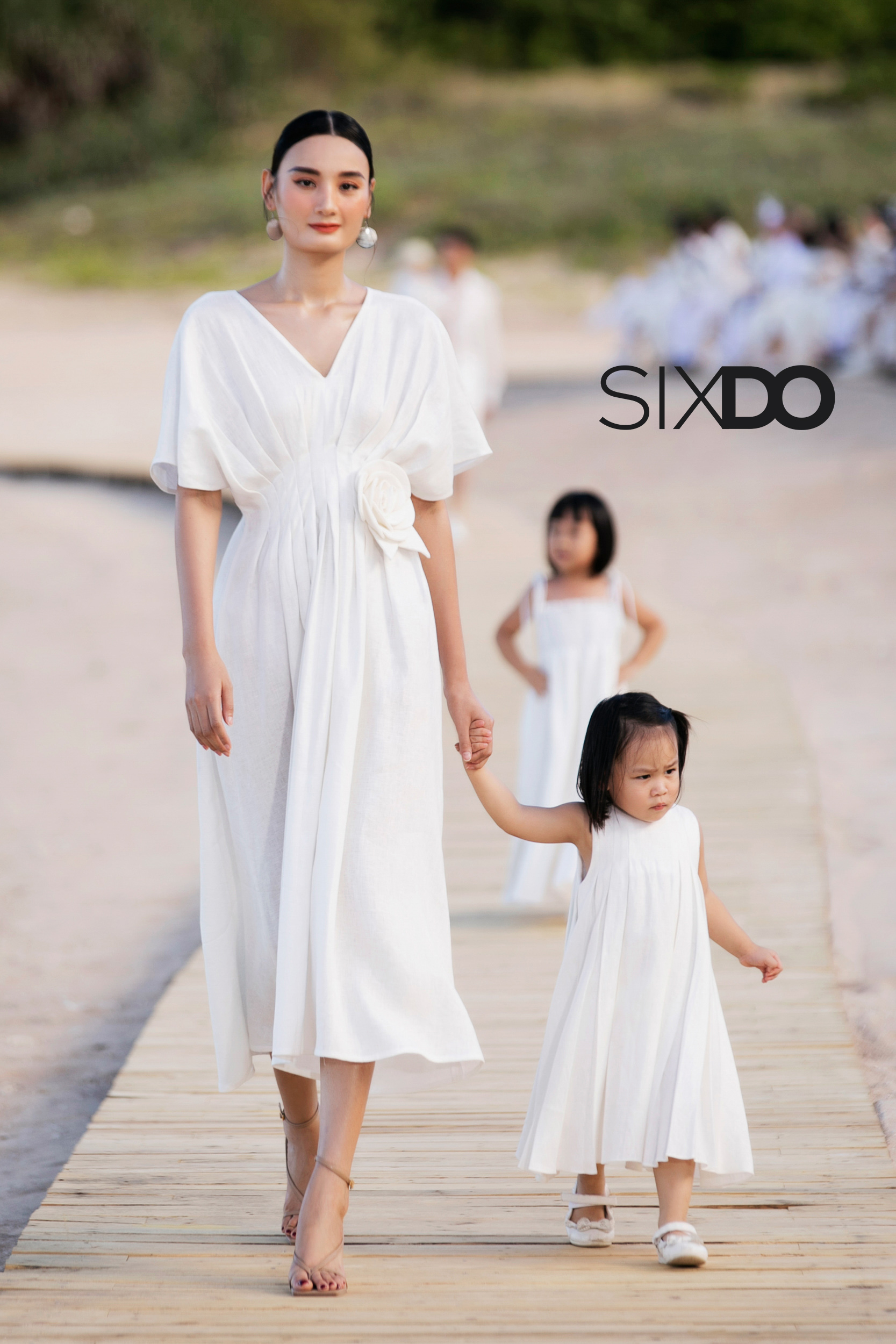 Đầm linen ôm eo cổ V SIXDO (V-neck Midi Linen Dress)