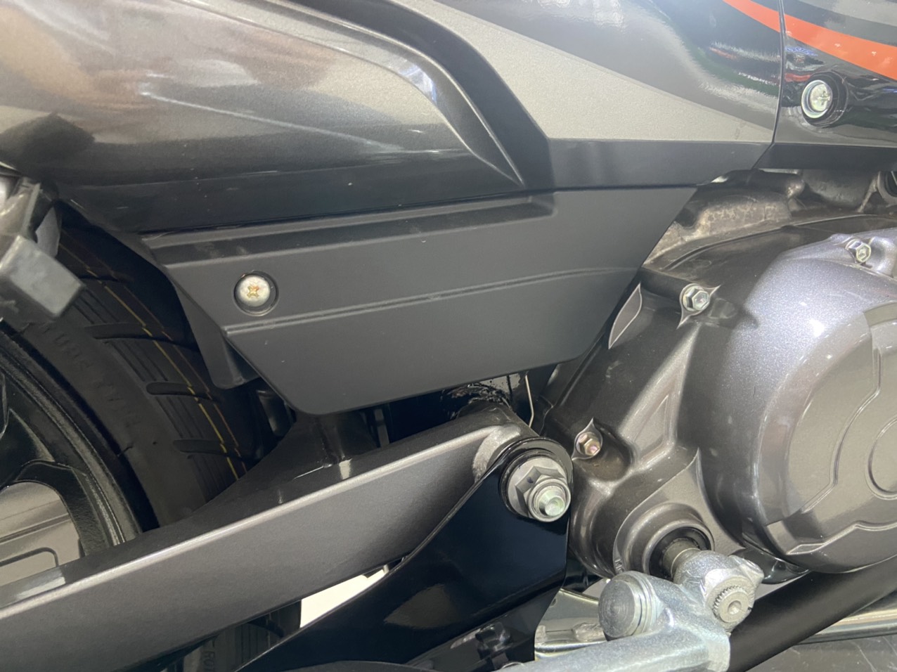 Nắp đậy cốp xe Yamaha Sirius đời bình xăng cơ các đời