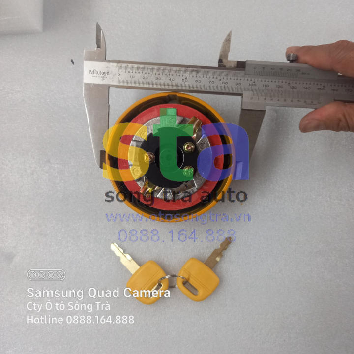 NẮP BÌNH DẦU MÁY ĐÀO MÁY XÚC KOBELCO CÁC LOẠI. LỰA CHỌN 2 HOẶC 3 NGẠNH THEO SỐ CHỖ KHUYẾT TRÊN MIỆNG THÙNG DẦU