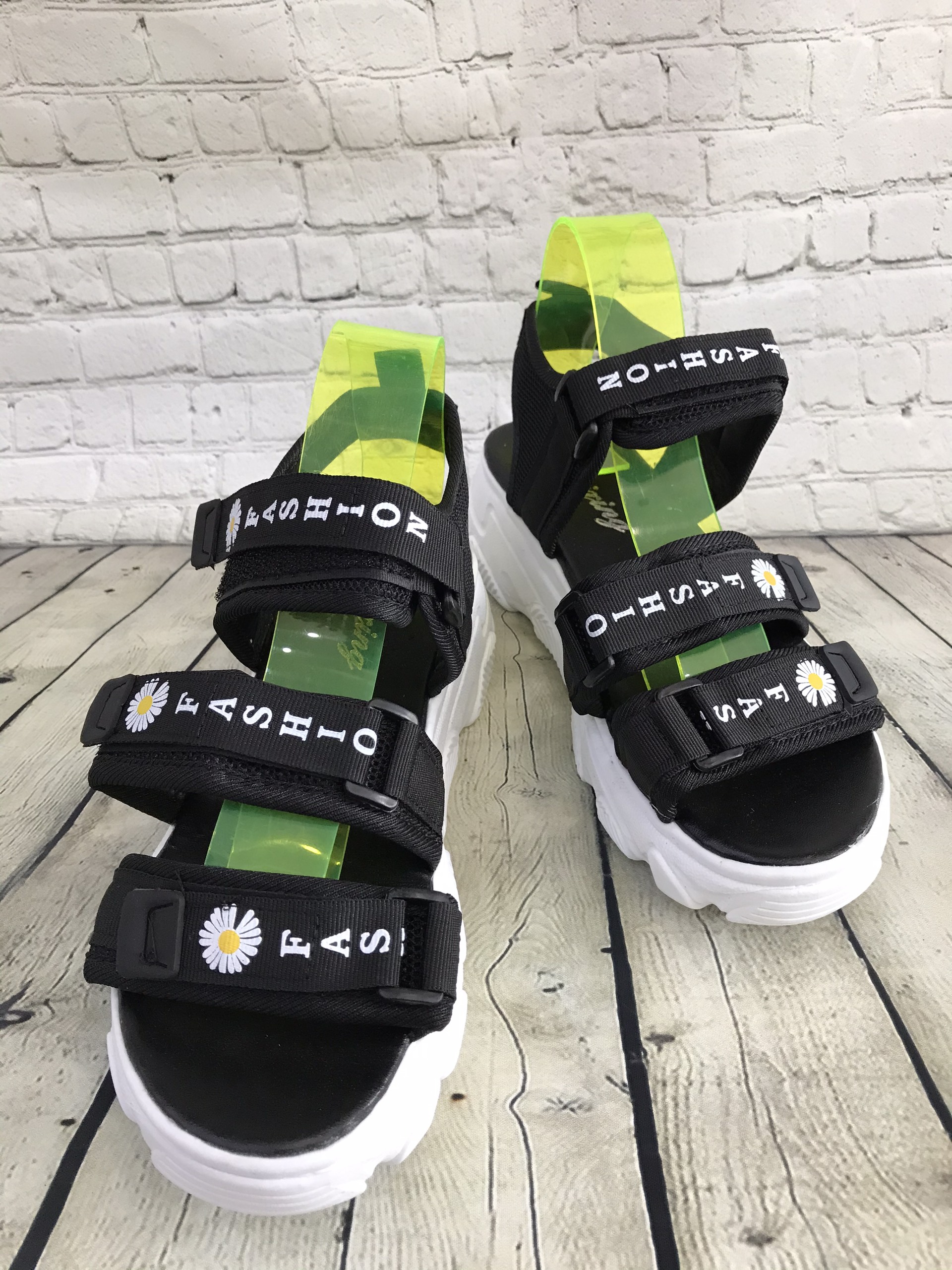 Sandal dù đế gồ độn 4 cm ba quai ngang hoa cúc