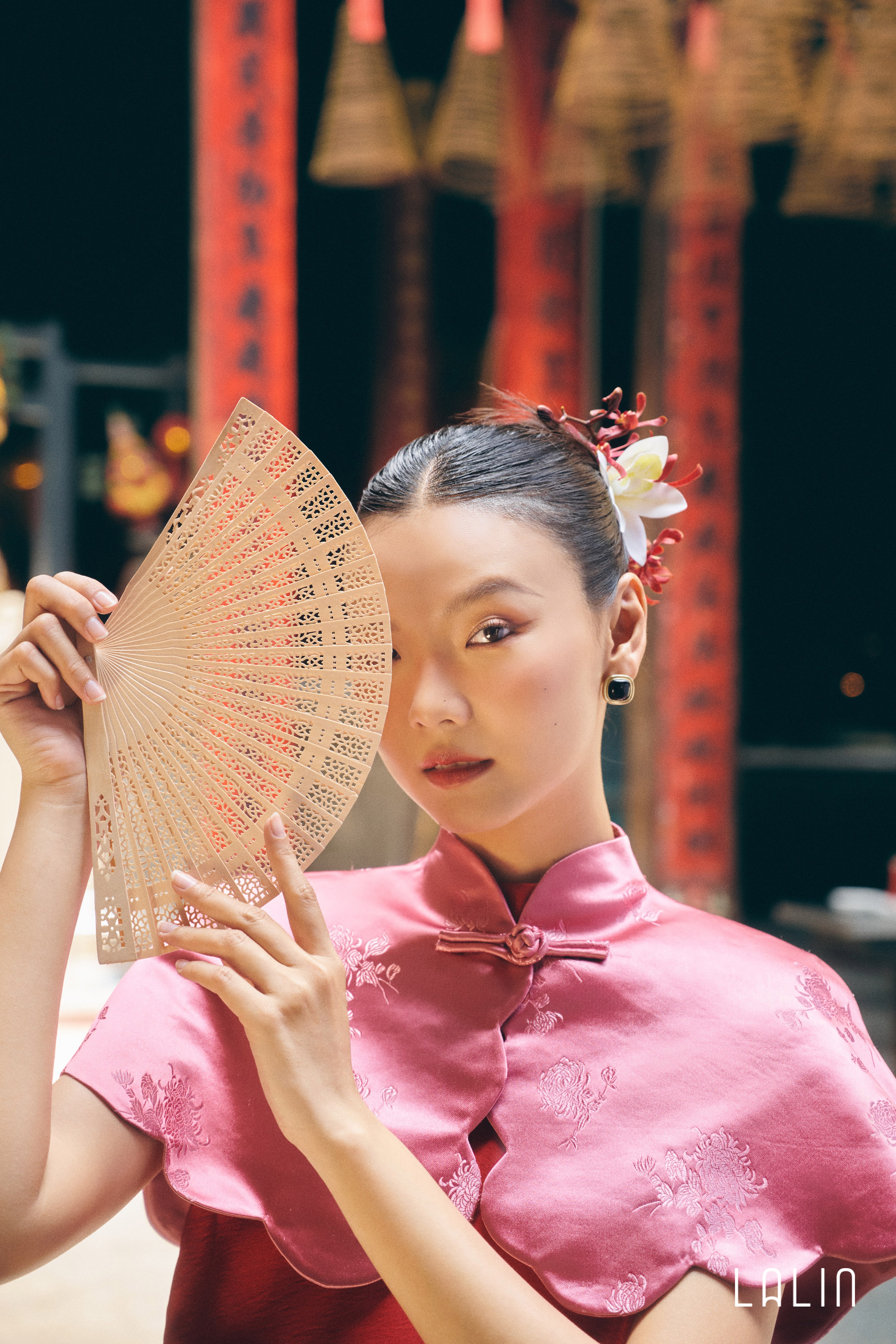 Áo khoác gấm Lalin hoạ tiết thêu hoa Phi Kiên