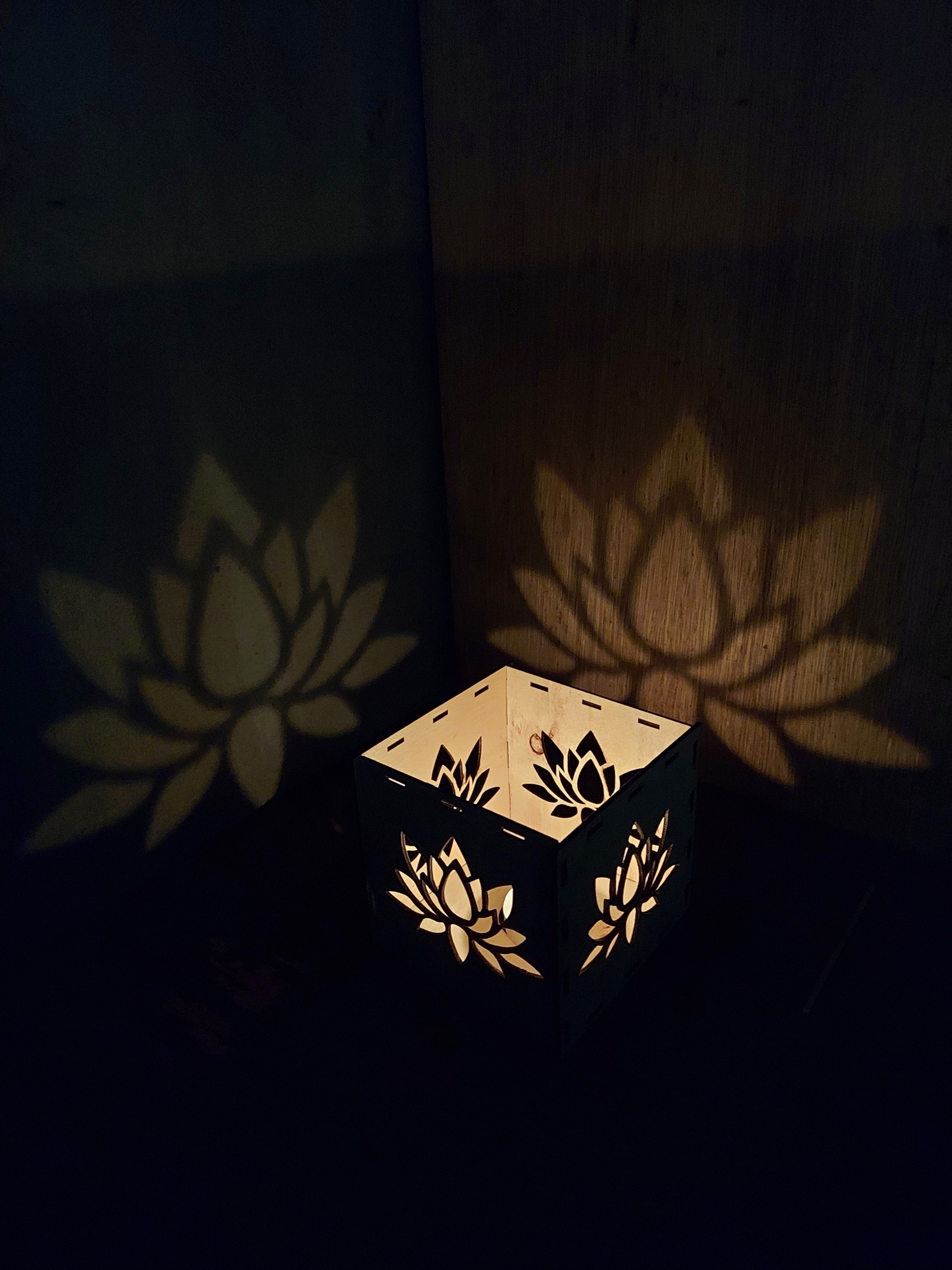 Hộp đèn gỗ hình bông hoa sen