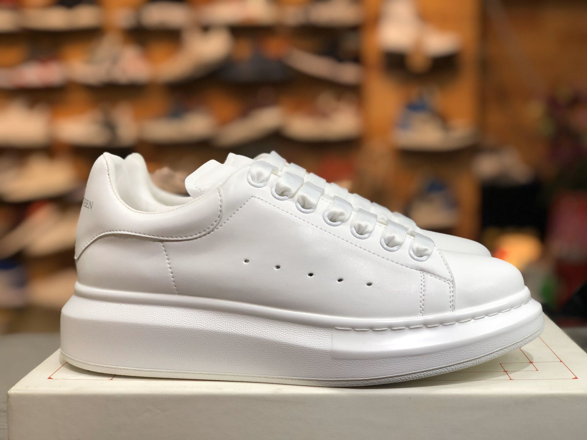 Alexander Mcqueen trắng