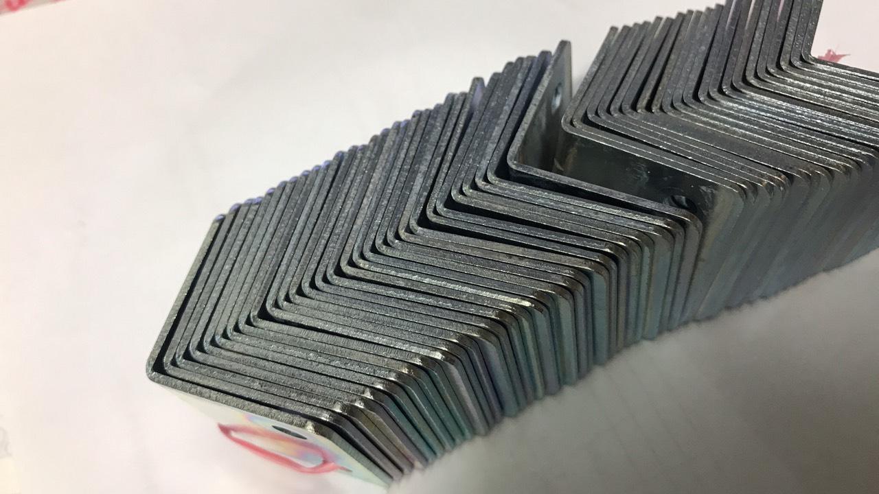 KE GÓC SẮT VUÔNG 32 X 25 X 25 X 1.2 ( 1 BÓ = 50C )