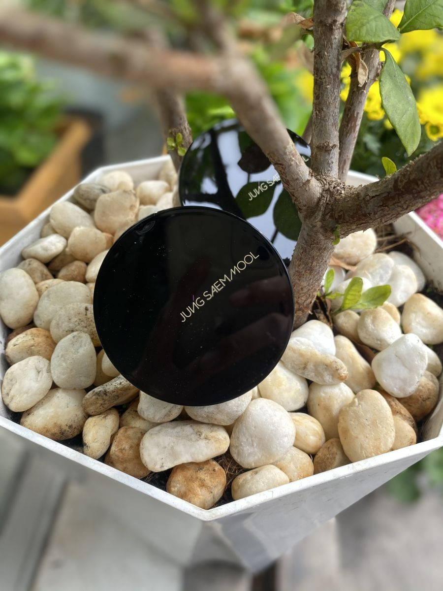 PHẤN PHỦ BỘT NHŨ BẮT SÁNG JUNG SAEM MOOL ESSENTIAL POWDER ILLUMINATOR -- Kết cấu bột mịn siêu bền giúp giữ lớp trang điểm của bạn trong suốt một khoảng thời gian dài