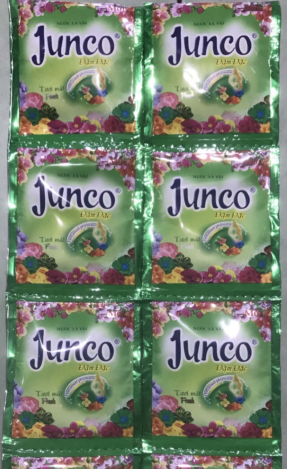 Nước xả quần áo Junco dây 10 gói các màu.