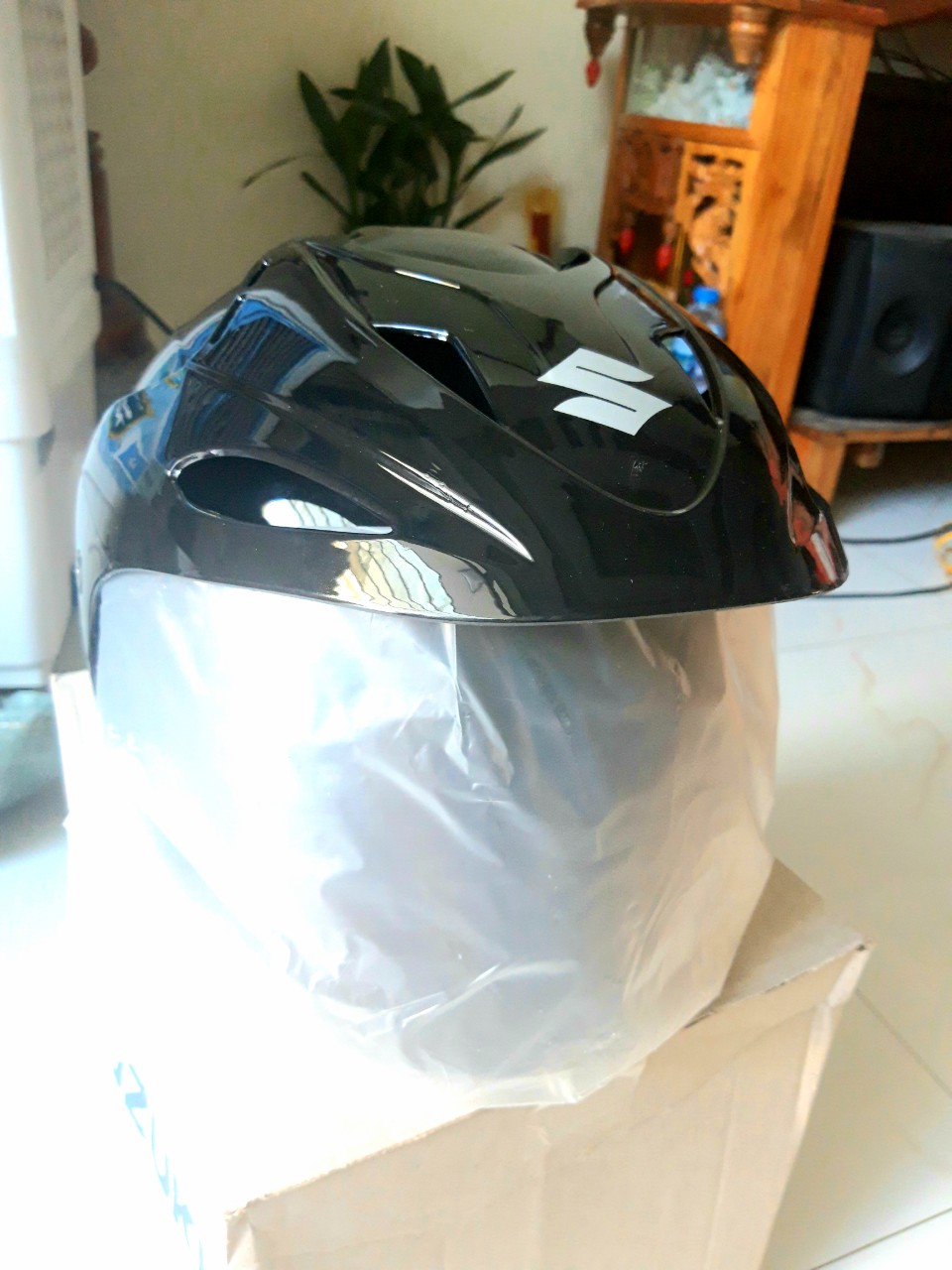 Mũ bảo hiểm SUZUKI trầy xước nhẹ