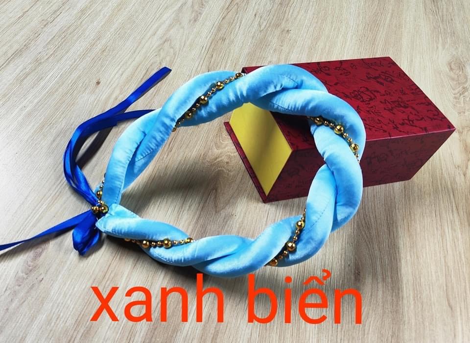 Mấn đội đầu cho bé và mẹ phối cùng áo dài