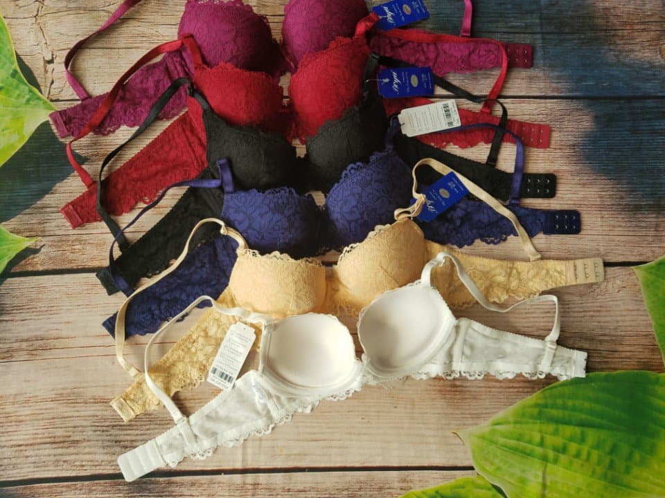 Boya 522B Women's Thin Molded Lace Bra with Horizontal Cups and Underwire
