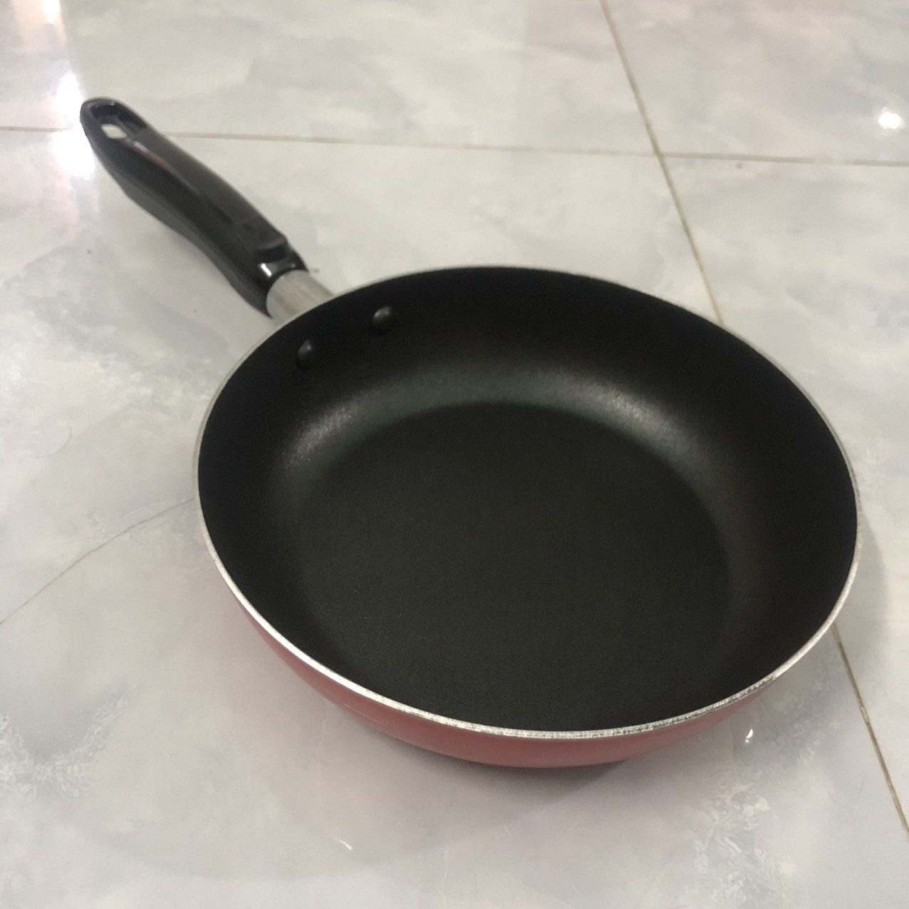 Chảo chống dính tay cầm 18cm thaigia tay cầm cách nhiệt / chảo chống dính đáy bằng tản nhiệt tốt- chảo chống dính
