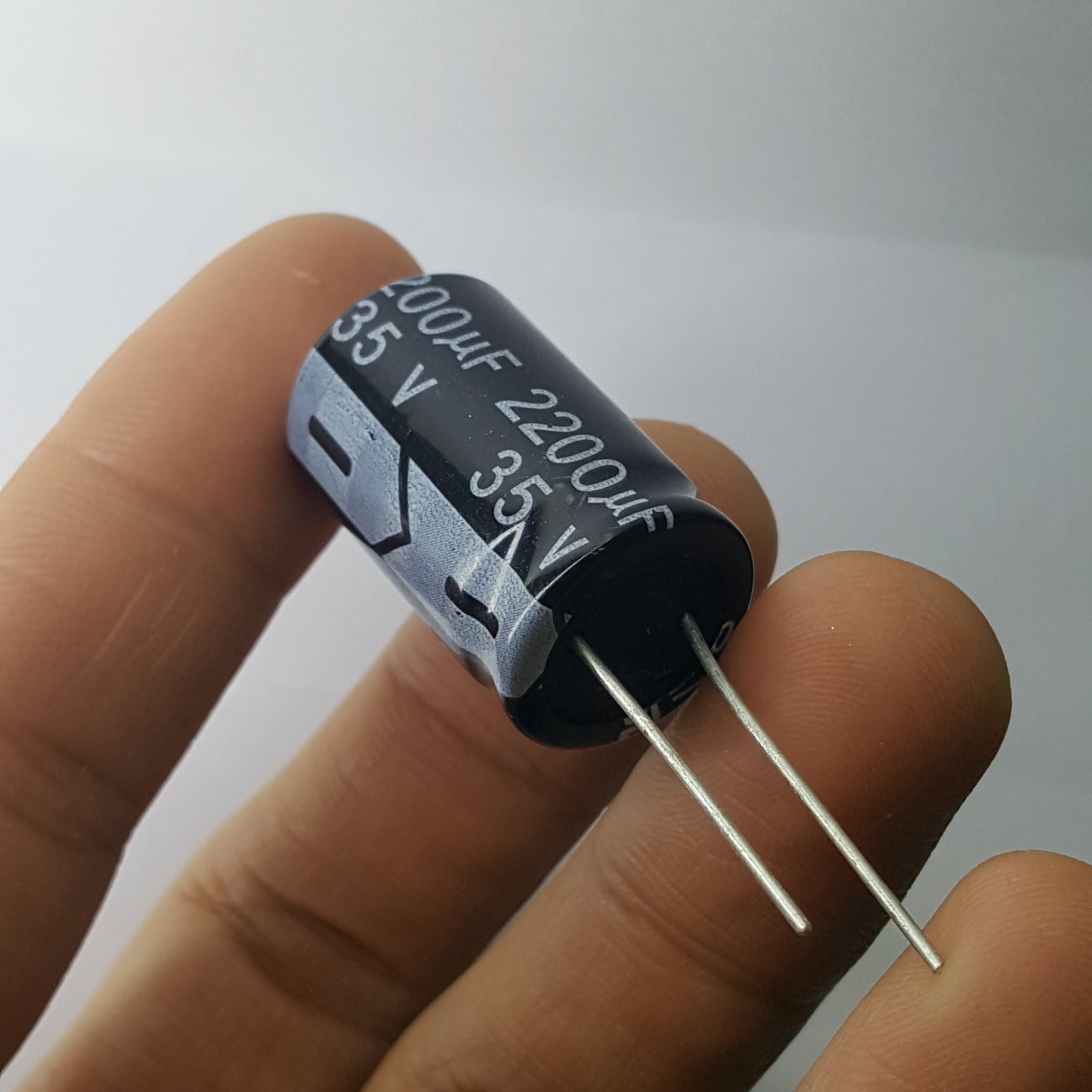 Tụ 2200uF 35V (16x25mm) - 1K18
