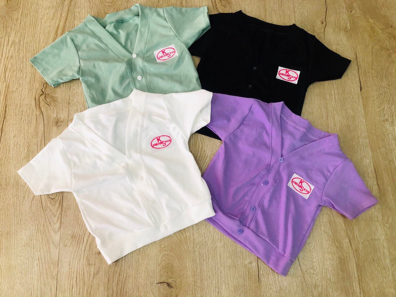 Áo croptop cổ V phối nút in logo TTSLA0220