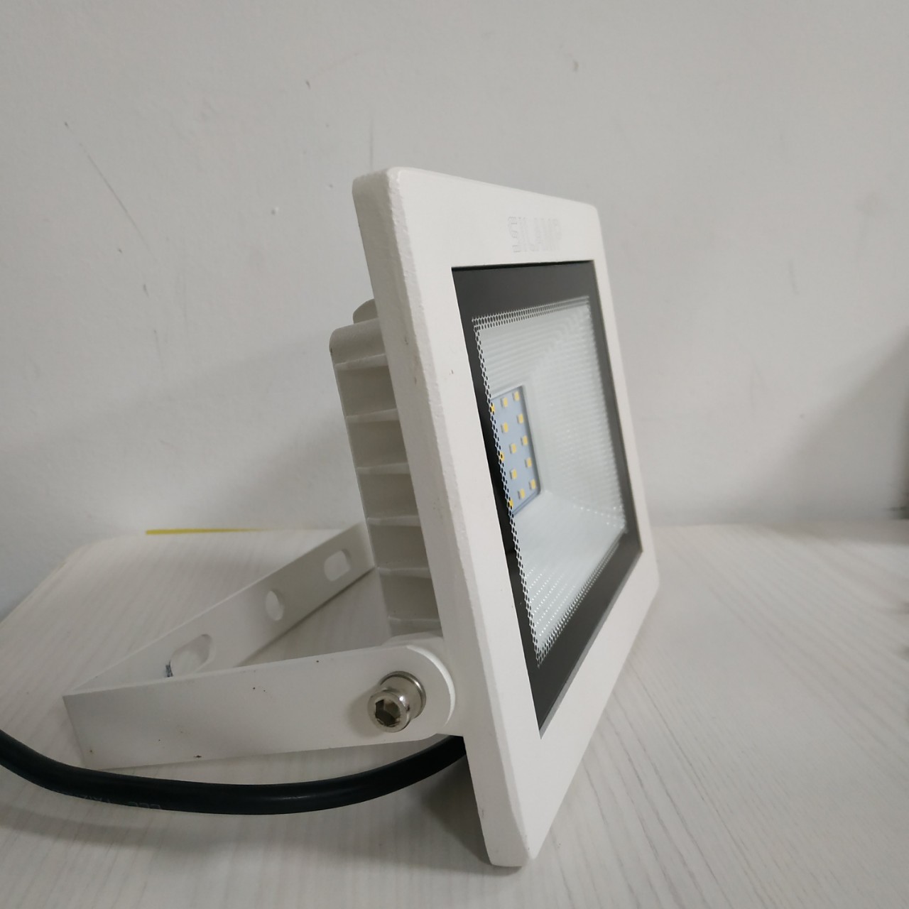 Đèn led pha 30W vỏ trắng