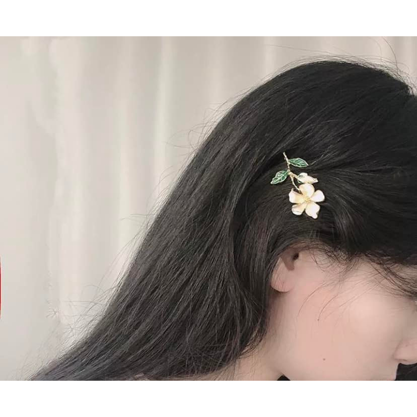 Kẹp tóc mái hoa trắng