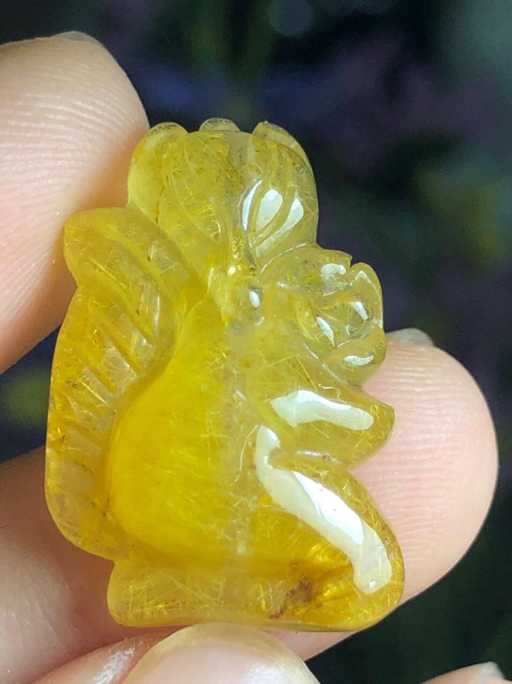 Mặt dây chuyền Hồ Ly ôm hoa phong thủy đá thạch anh tóc vàng