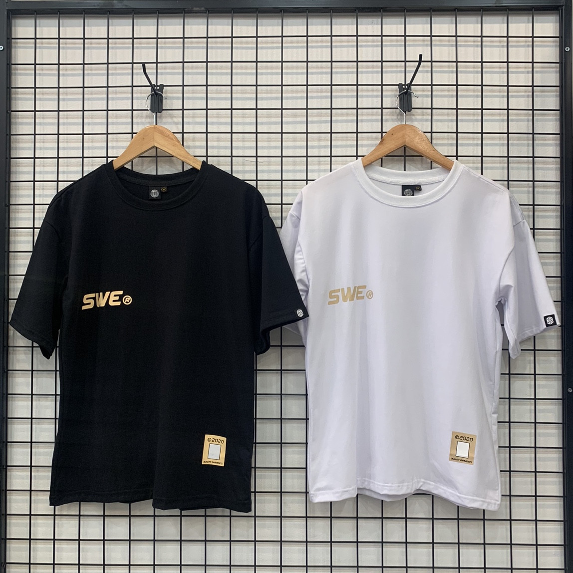 [YoloBoutique] ÁO THUN SWE MOZZIE UNISEX (ĐEN, TRẮNG)