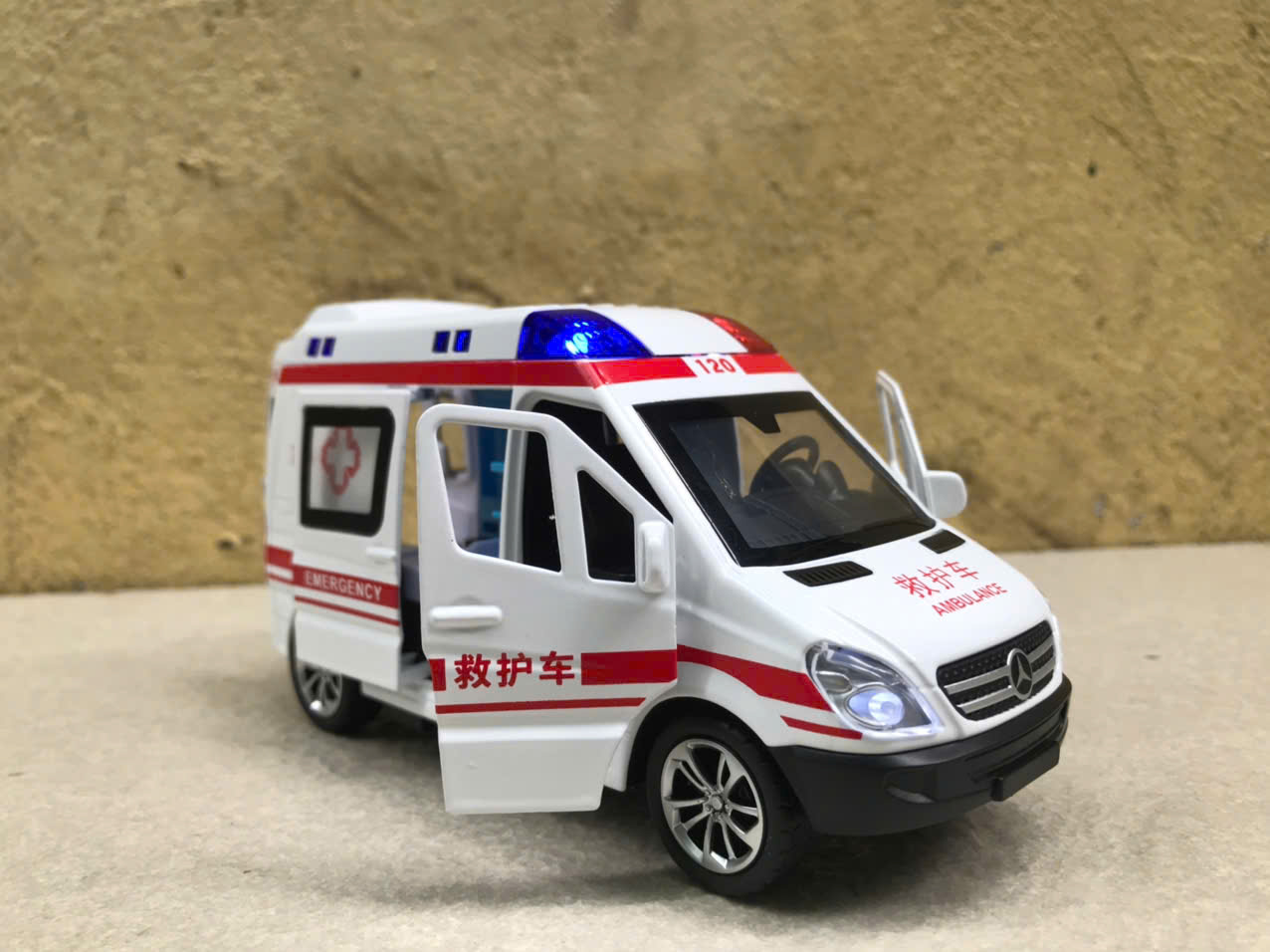 Mô hình xe Cứu thương AMBULANCE 1:32
