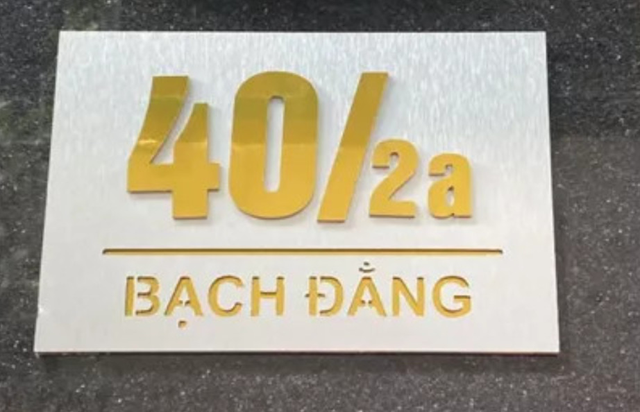 Biển số nhà, phòng, biệt thự, chung cư. Màu nền xước bạc + Alu vàng gương