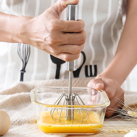 dụng cụ đánh trứng inox tự xoay