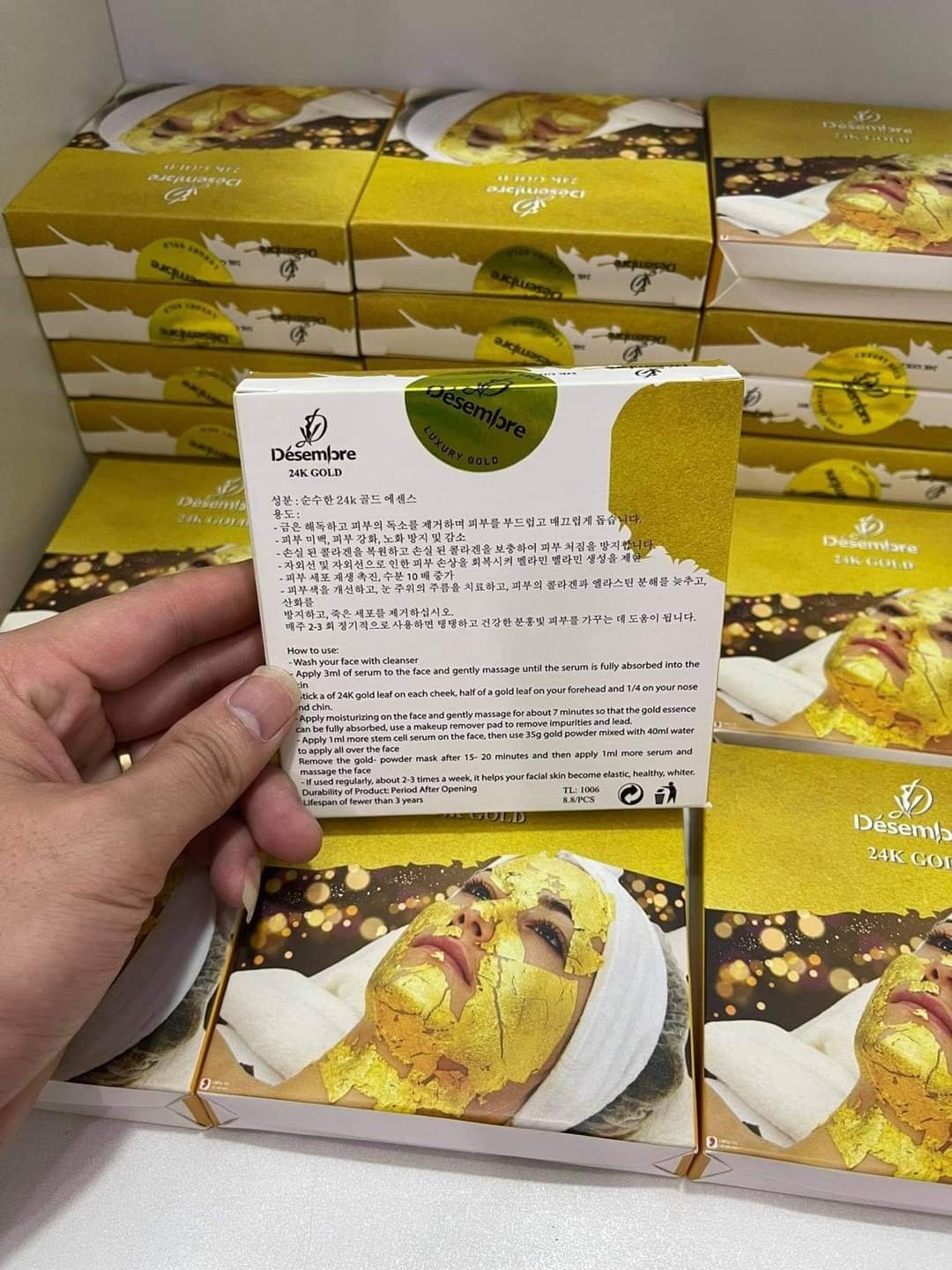 Mặt nạ vàng lá