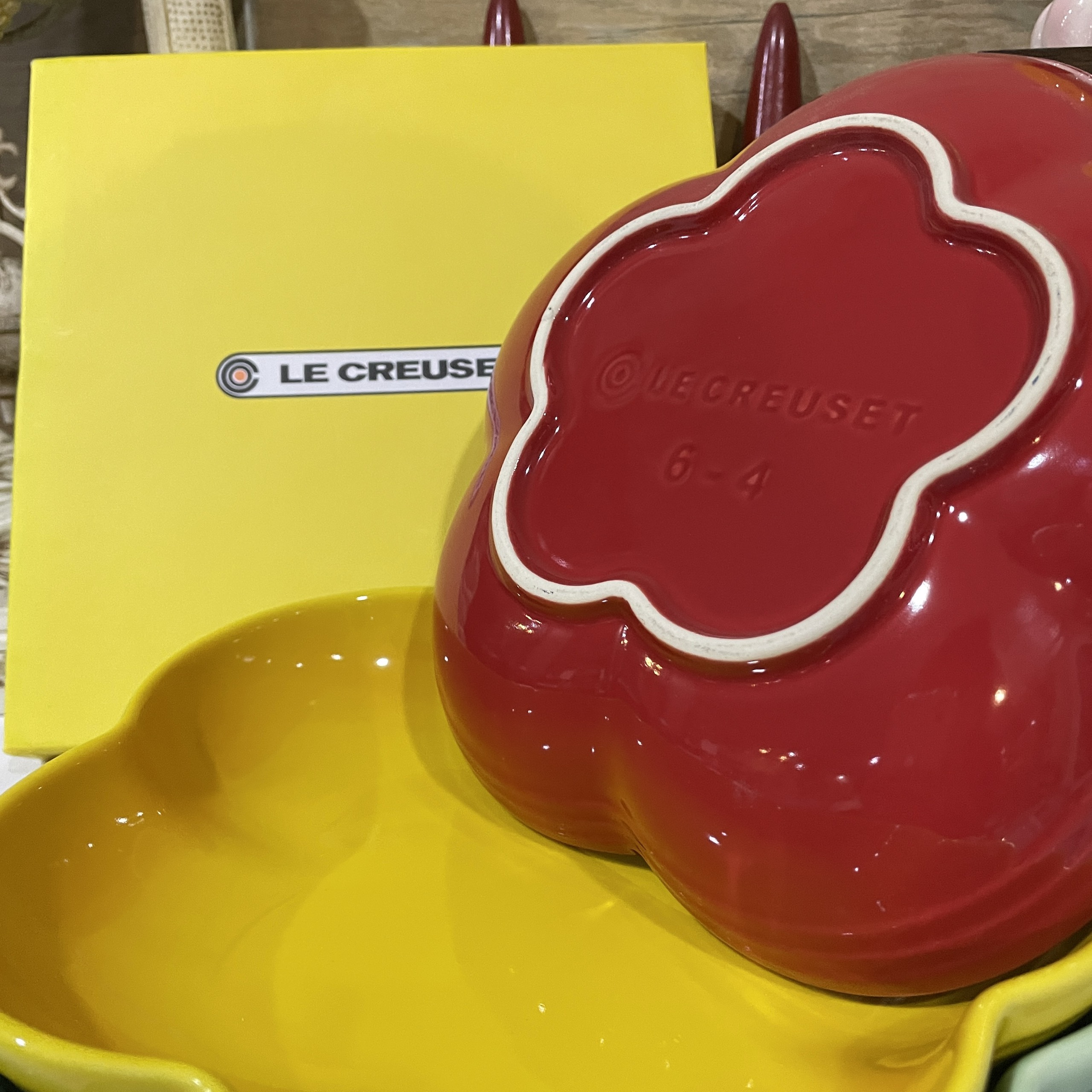 Set 4 cái đĩa Le Creuset ( Màu ngẫu nhiên ) hình dạng hoa 5 cánh 8" - 20cm- Le Creuset Flower Plate Dish 8" Bright Rainbow 4 Color
