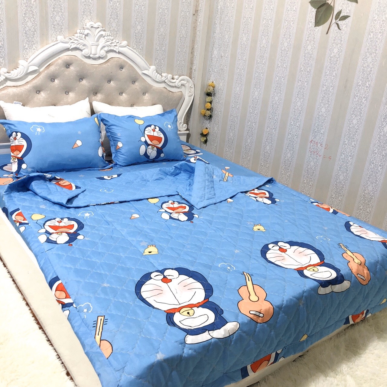 BỘ CHĂN GA GỐI COMBO 5 MÓN - DOREMON CẦM ĐÀN