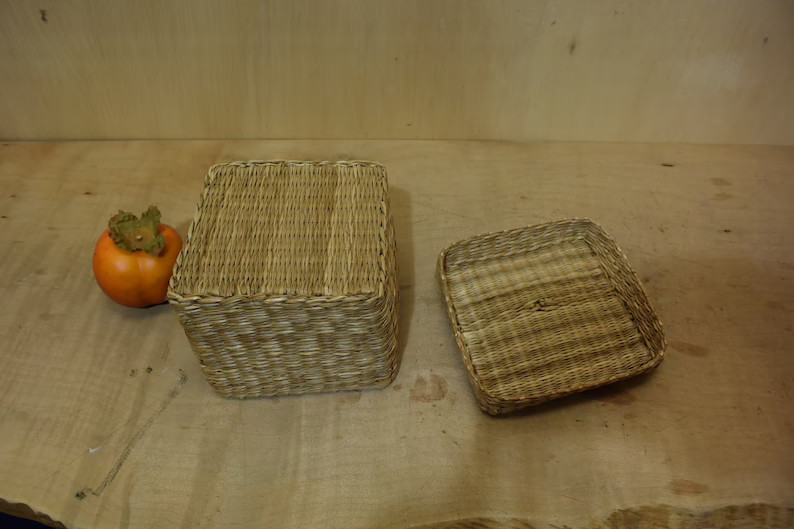 Combo 3 giỏ cói đựng đồ hình vuông Kích thước (Dài * Rộng * Cao): 12 * 12 * 9 cm, 10 *10 * 8 cm, 8 * 8 * 7 cm/ Phong cách Vintage/ Boho Siêu Xinh Xắn