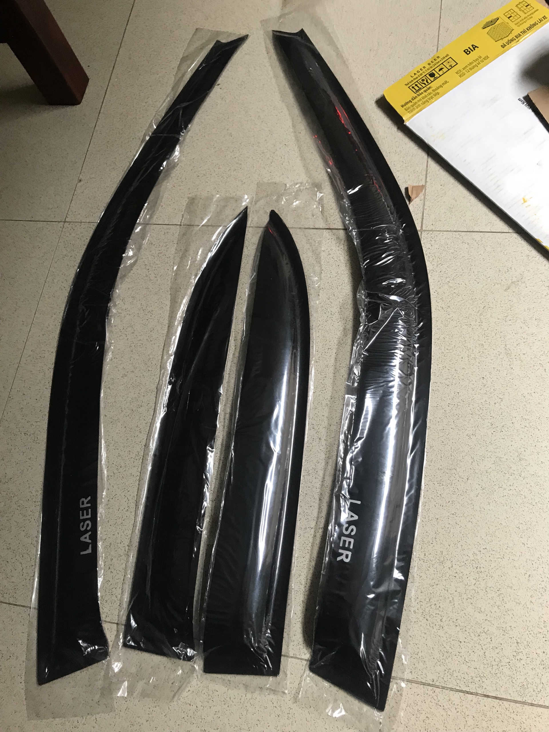 Bộ vè mưa đen xe Ford laser.