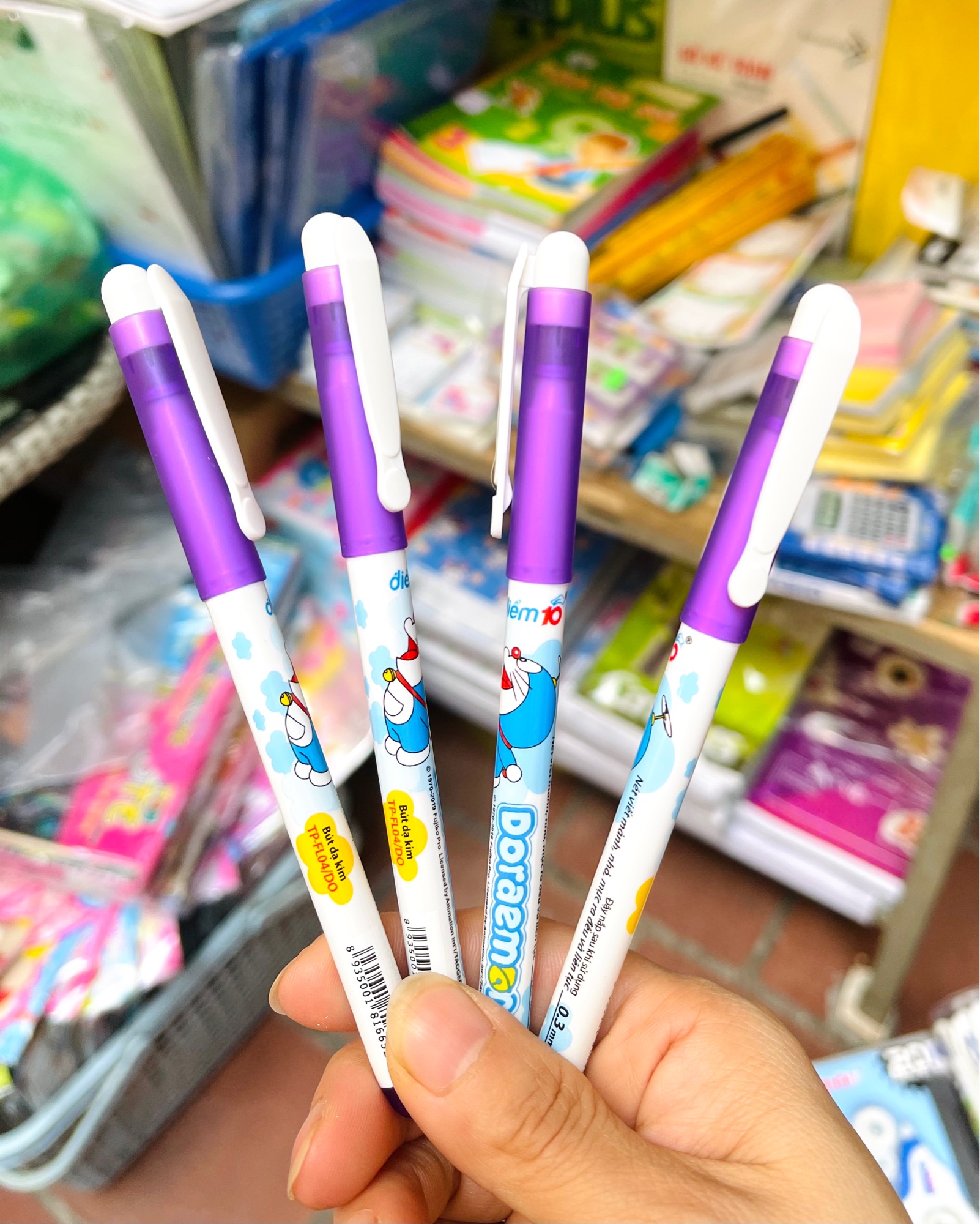 Hộp bút 10 cây viết doraemon mực tím