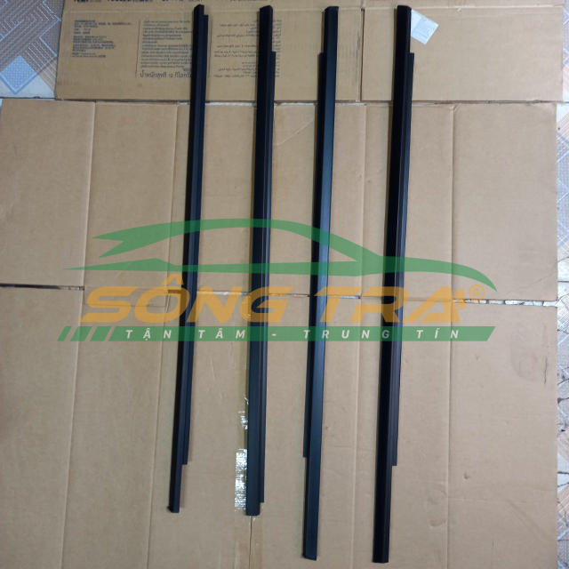 NẸP CHÂN KÍNH NGOÀI DAEWOO LACETTI ( GIÁ MỘT BỘ 4 CÁI)