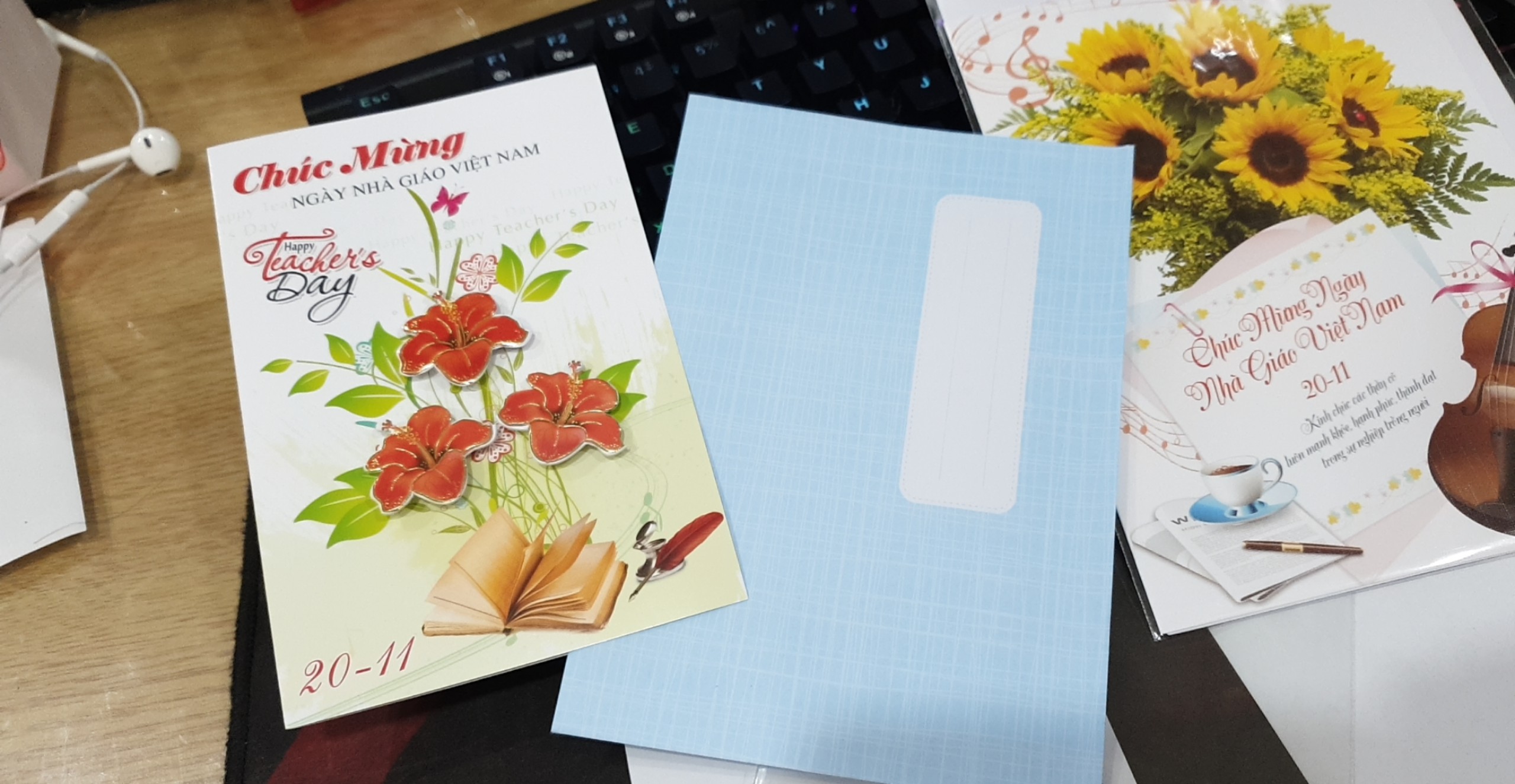[HCM]thiệp 20-11 hình nổi : 8k /cái