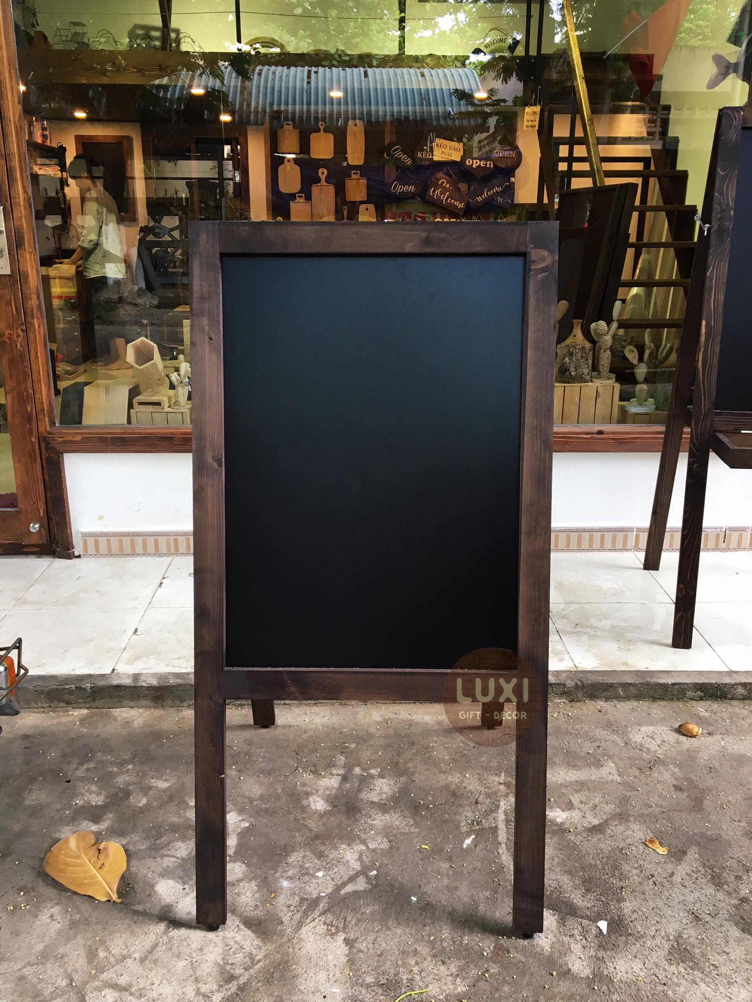 Bảng Menu viết phấn 2 mặt 4 chân mã 01 LUXI decor (tặng kèm phấn màu + xốp lau bảng) bảng đen cà phê - nhà hàng