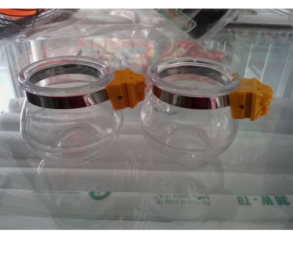 Hủ đựng thức ăn cho chim ảnh chụp thật