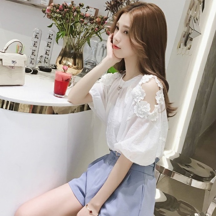 Áo Kiểu Hở Vai Đính Hoa Phong Cách Hàn Quốc