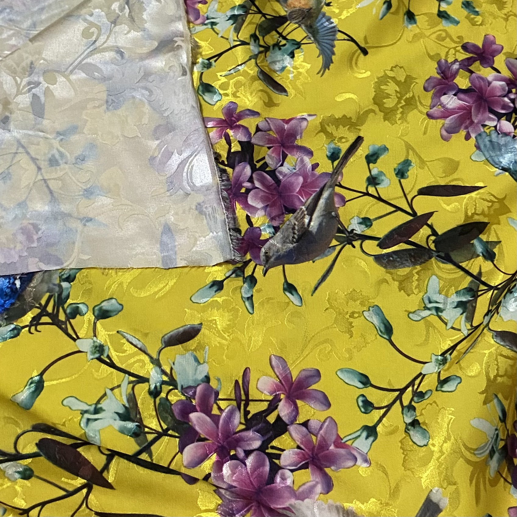2m Vải Gấm Vàng Họa Tiết Cành Hoa