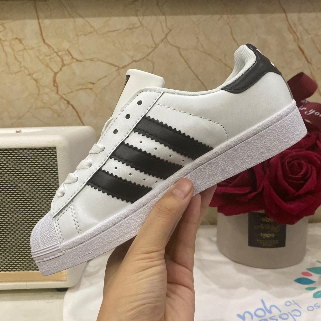 Giày superstar tem vàng