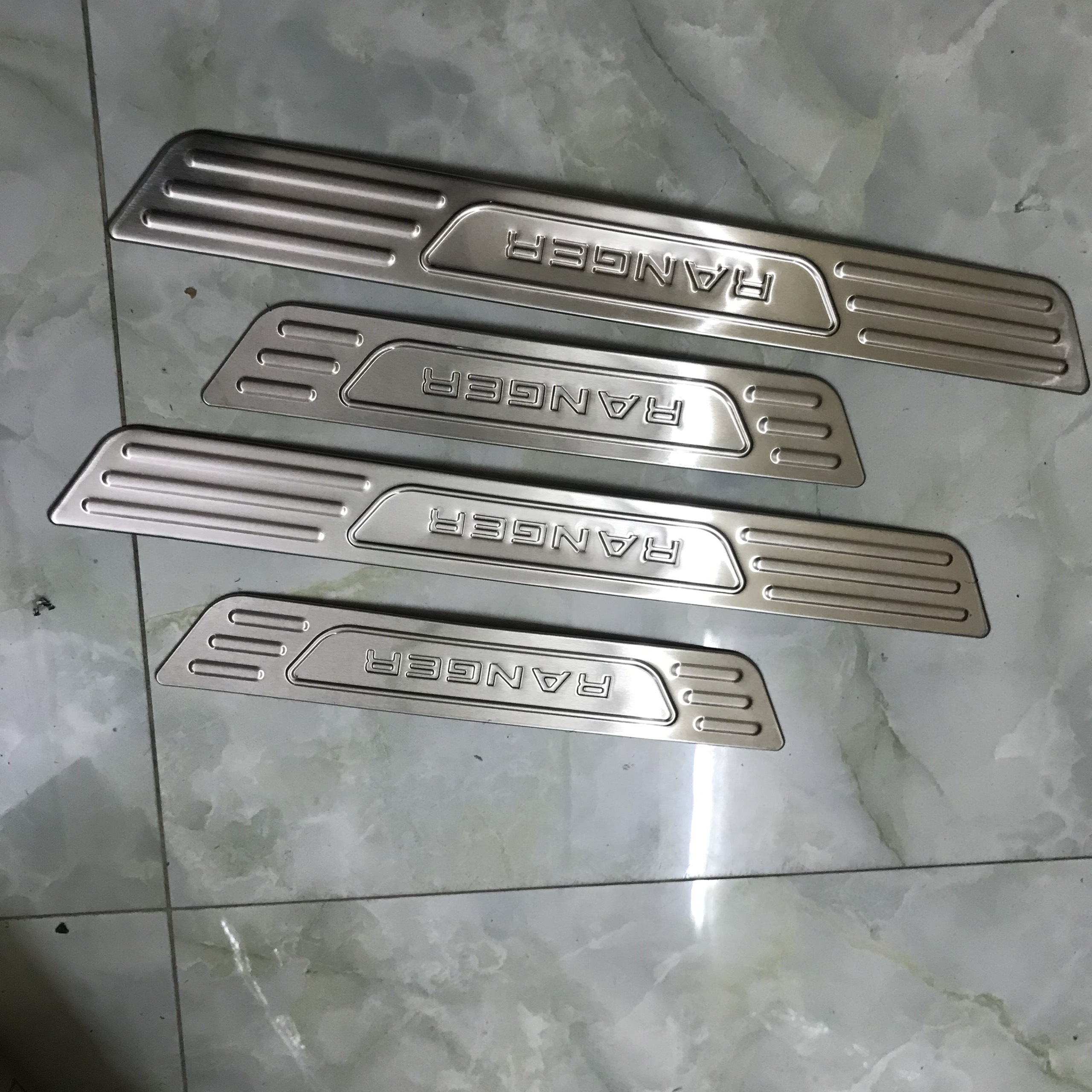 Ốp bậc ngoài INOX xe Ford Ranger 2016-2021