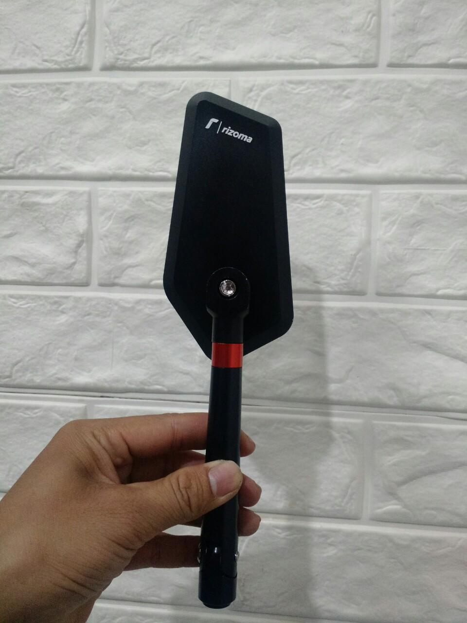Kính chiếu hậu Rizoma Xéo màu đen- 1 chiếc bên trái