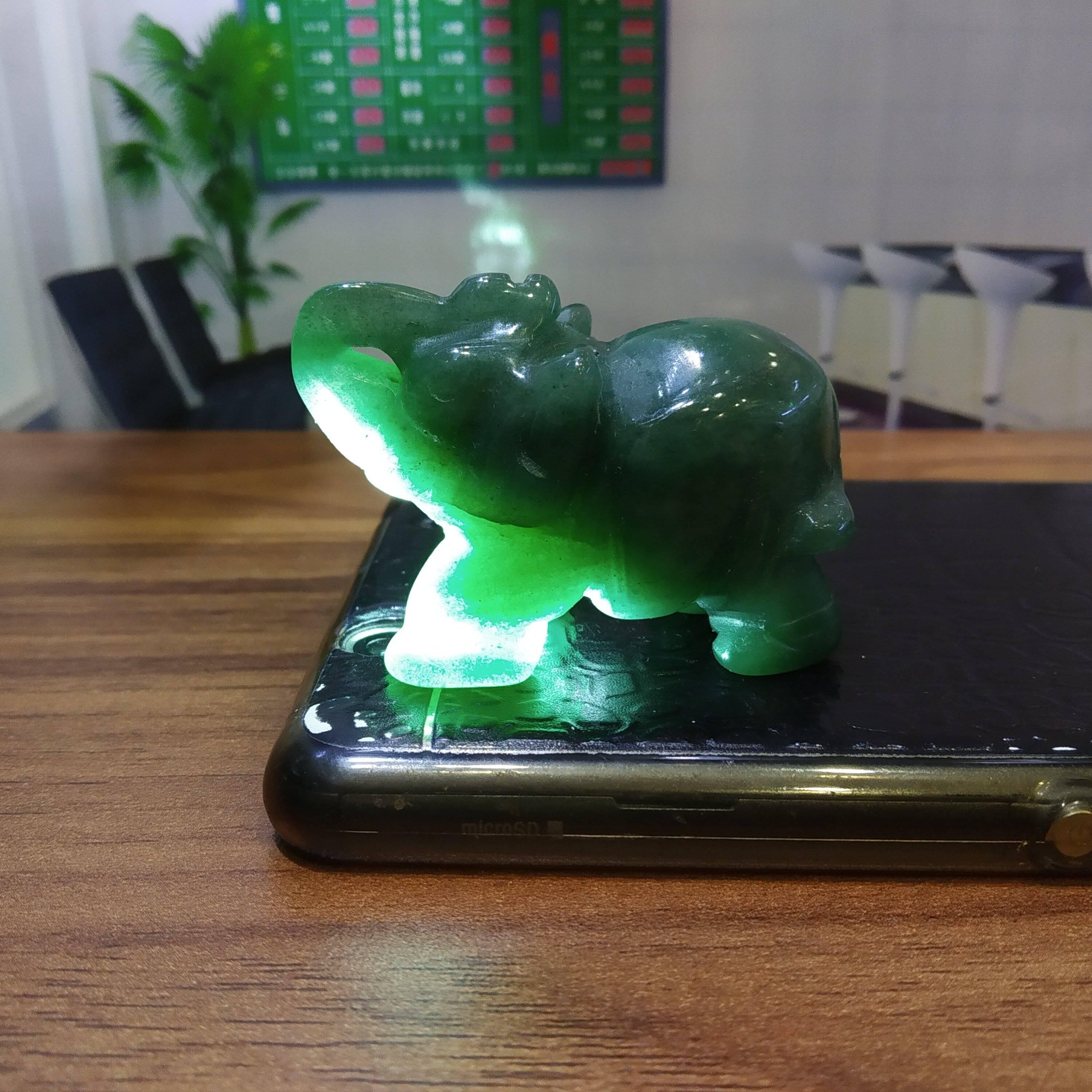 Phong thủy tượng voi đá thạch anh xanh