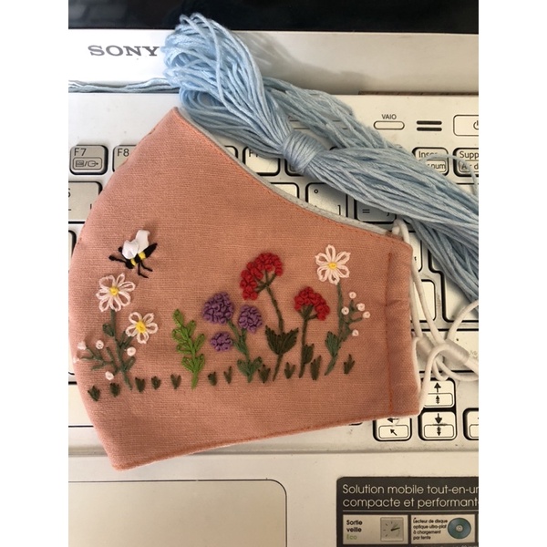 khẩu trang thêu handmade(có nút điều chỉnh)