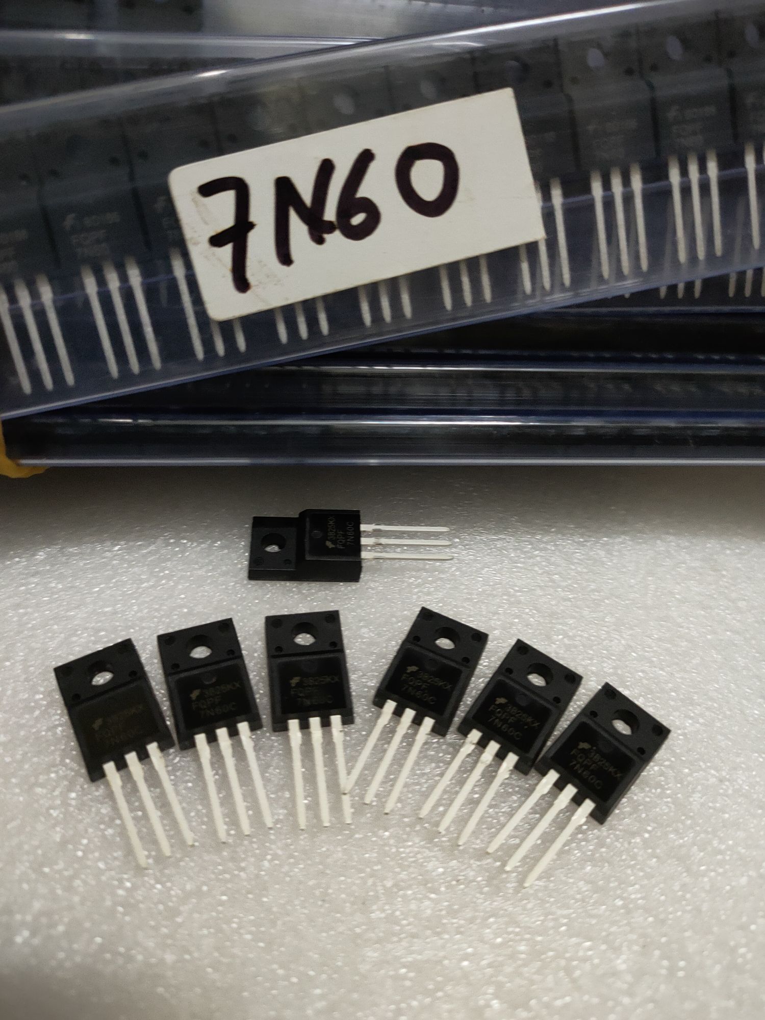 5 Con MOSFET 7N60
