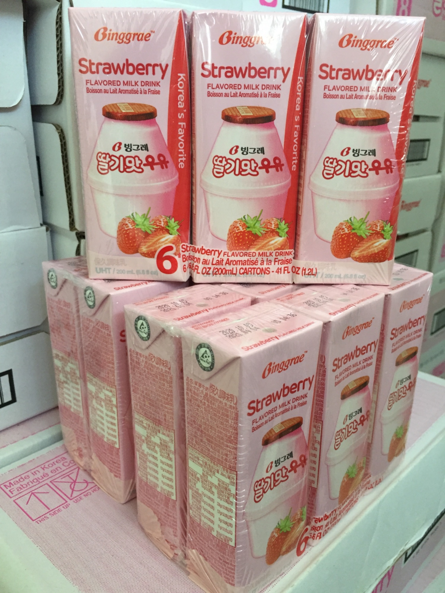 Sữa dâu Binggrae (1 lốc 6 hộp x 200ml)