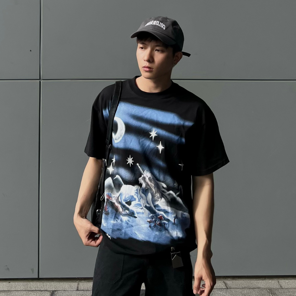 Áo thun unisex Staring Light Tee màu đen - Charm tee Onism