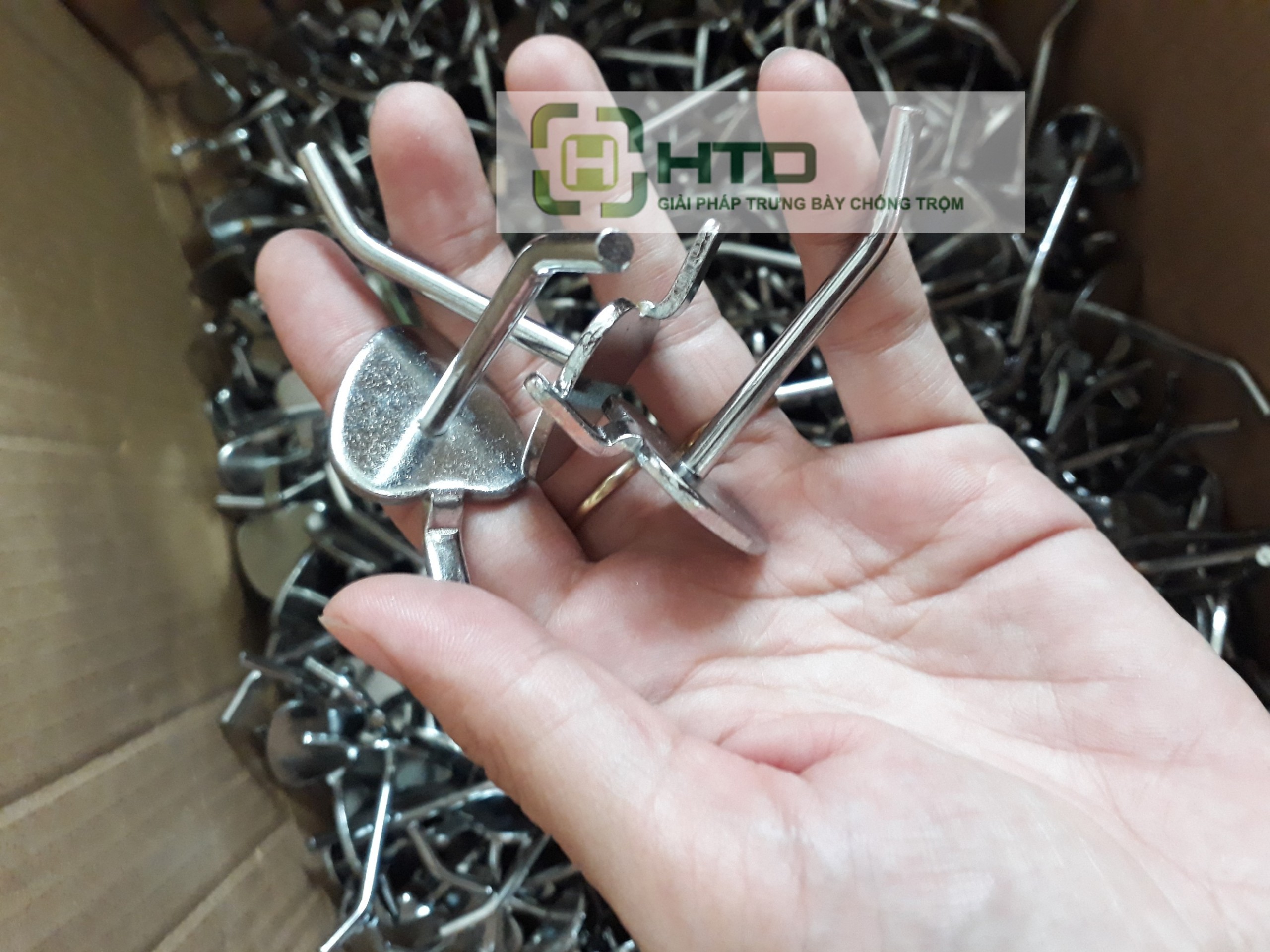 Combo 10 cái móc treo phụ kiện cài tấm lỗ tròn - D81
