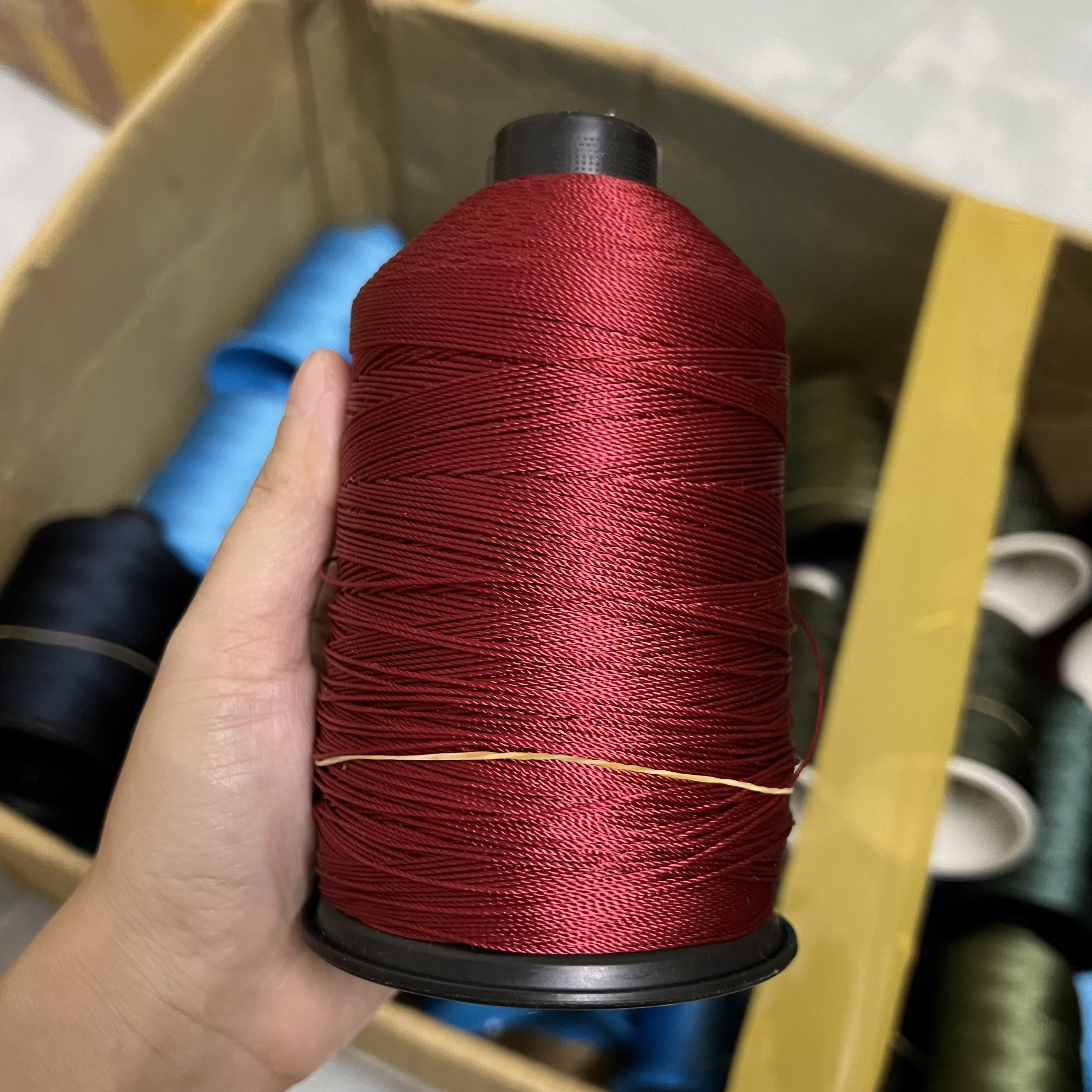 Chỉ khâu giày dép chuyên dụng (Màu đỏ)