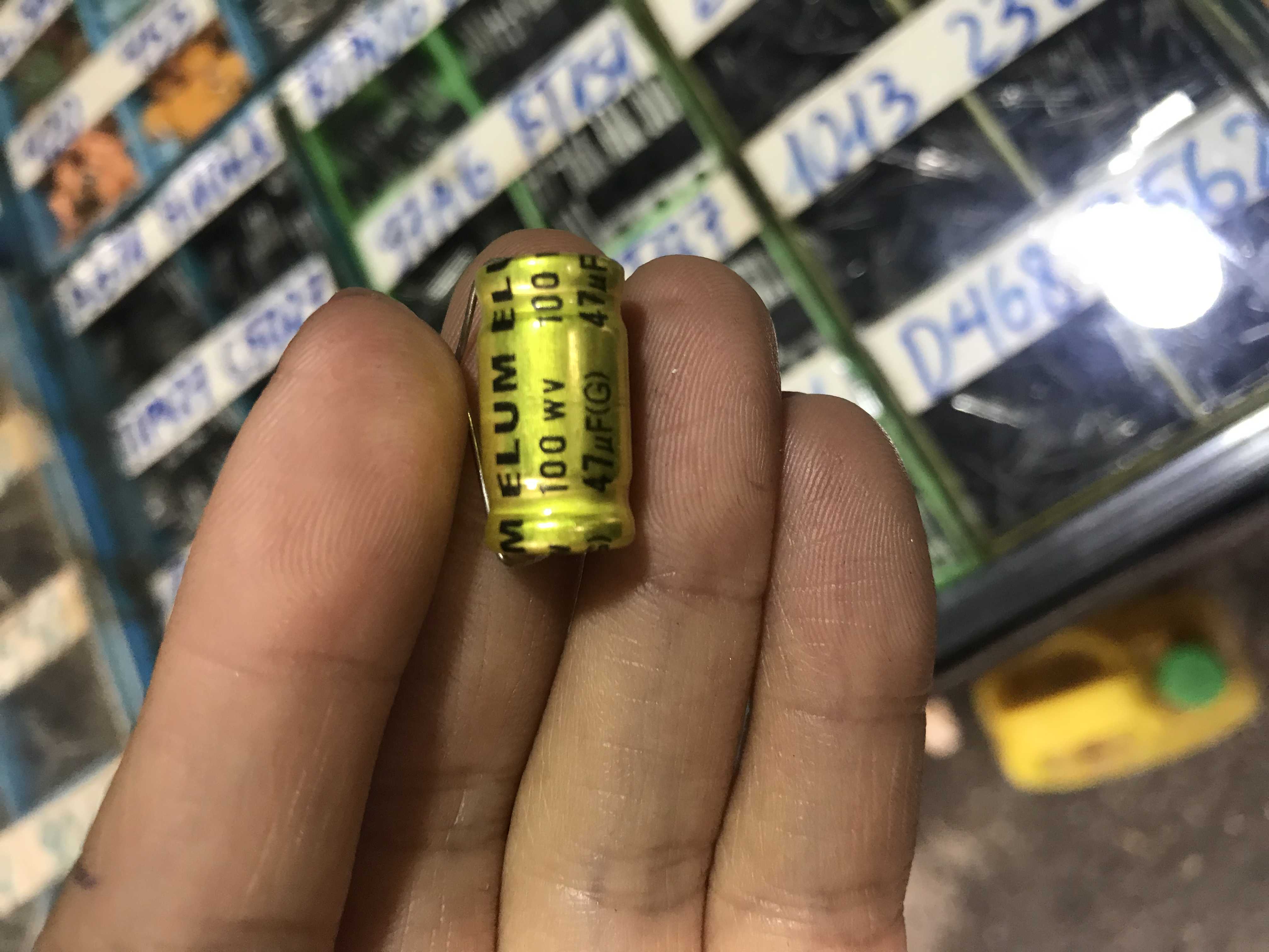 5 chiếc tụ 47mf 100v - tu2dau47mf100v